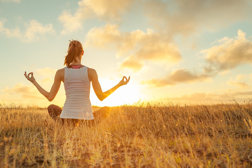 photo femme faisant du yoga